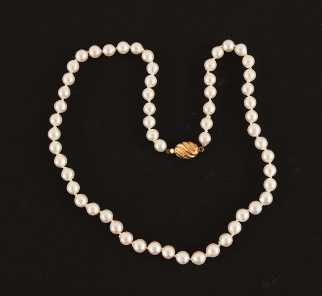 Pärlhalsband med lås i 18k