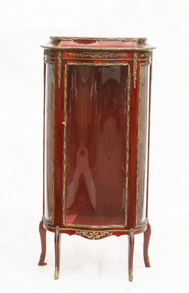 Vitrinskåp, rokokostil, 1900-talets andra hälft