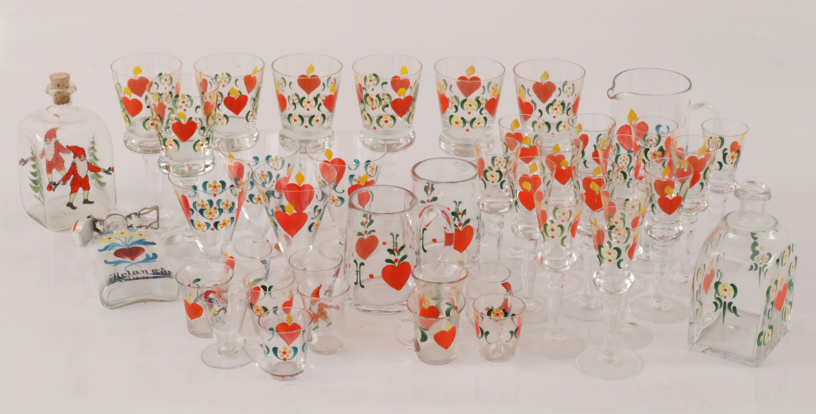 Parti emaljmålat glas, mestadels Boda