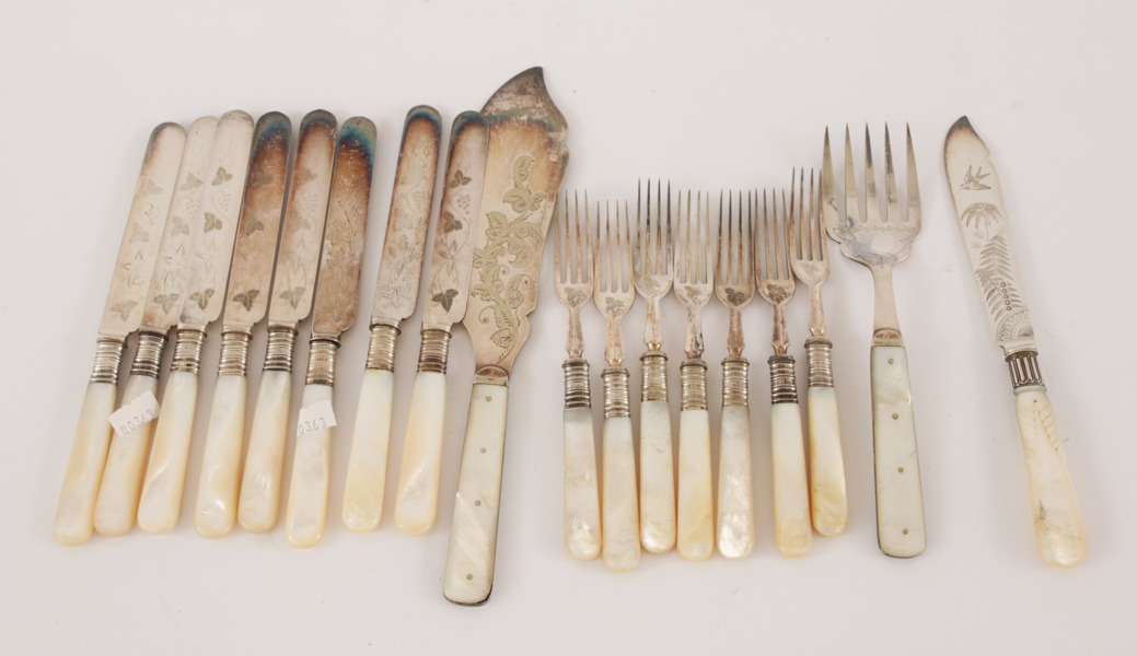 Parti bestick med pärlemorshandtag