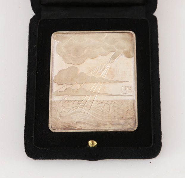 Plakett i finsilver, daterad 1979