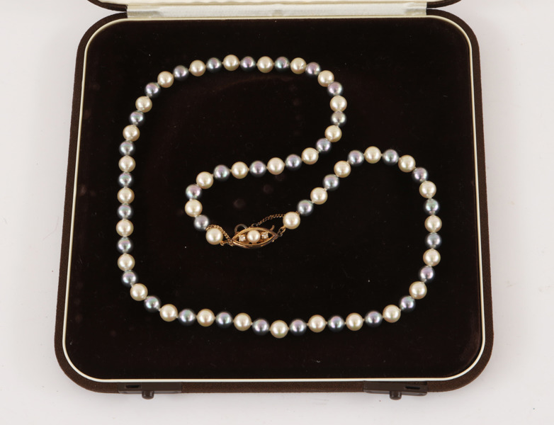 Pärlhalsband med lås i förgyllt sterlingsilver