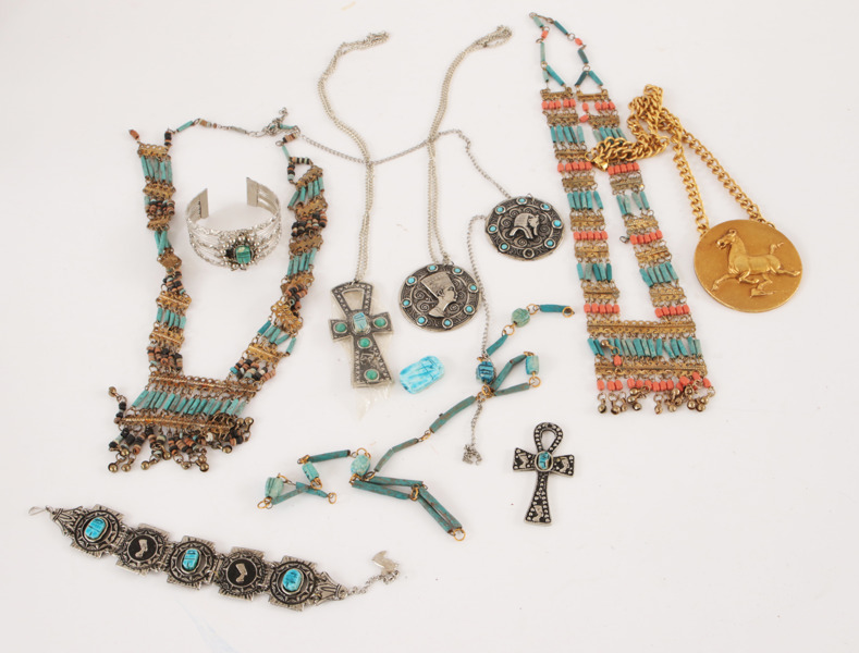 Parti smycken, mestadels museikopior