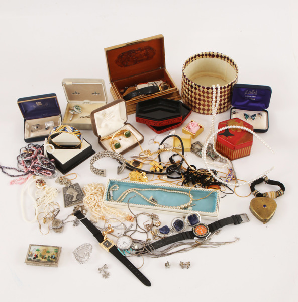 Parti smycken, bl.a. av silver