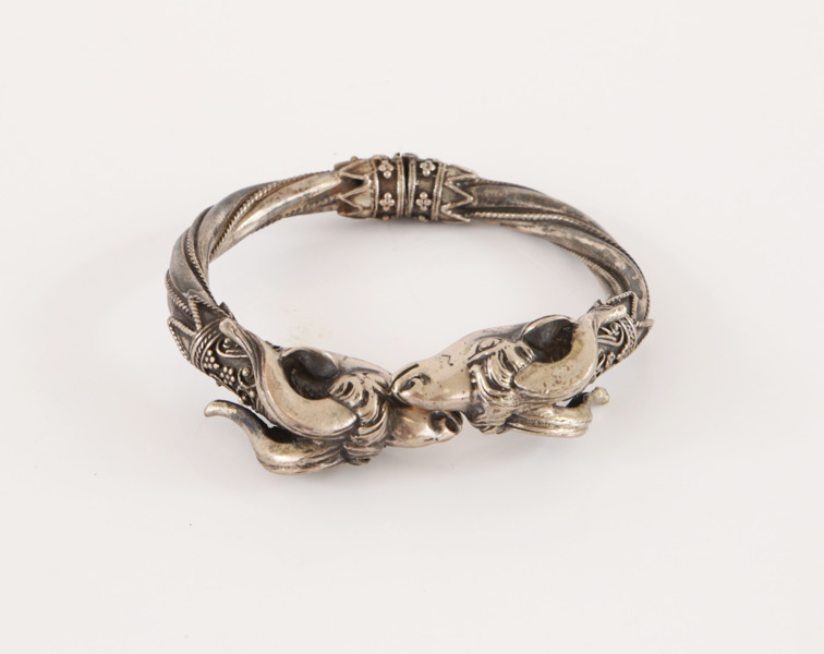 Armring, troligen i silver