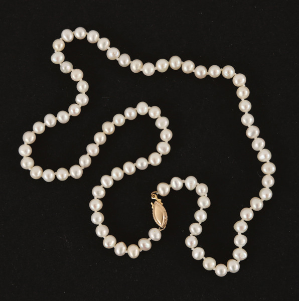 Pärlhalsband med lås i 14k