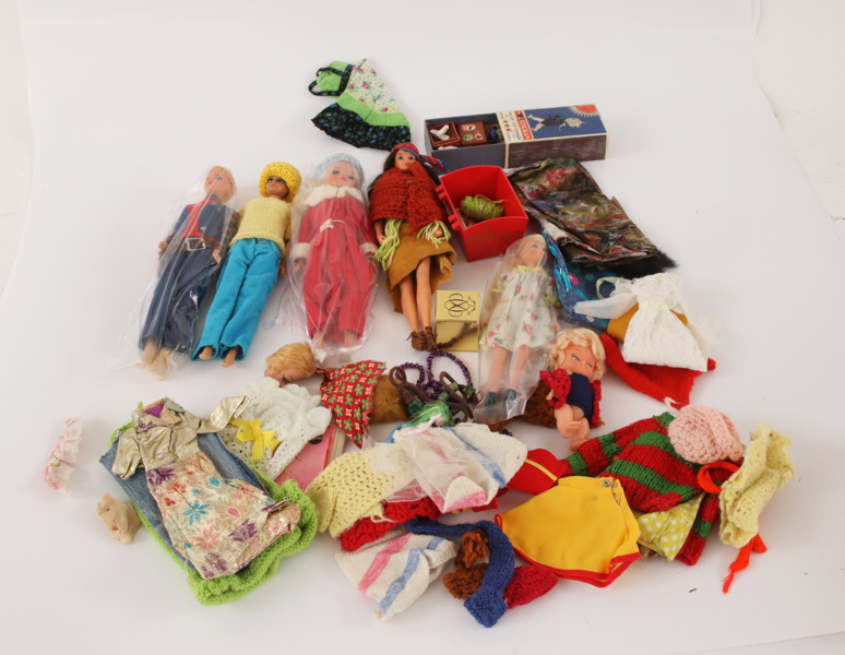 Parti dockor och kläder, bl.a. Mattel