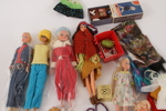 Parti dockor och kläder, bl.a. Mattel