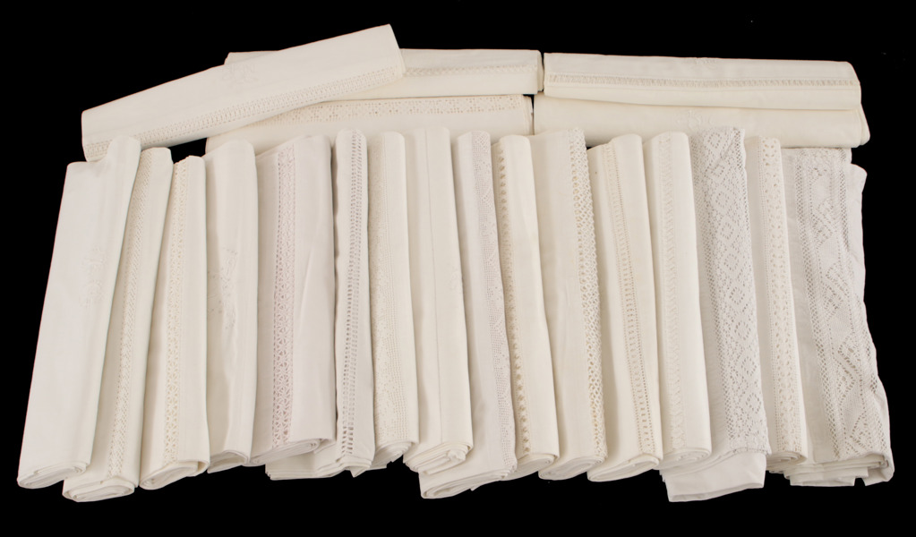 Parti lakan med spets och brodyr