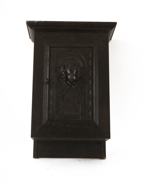 Väggskåp med dörrspegel daterad 1620, 1900-talets början