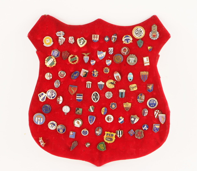 Sköld med pins och märken, mestadels rörande sport