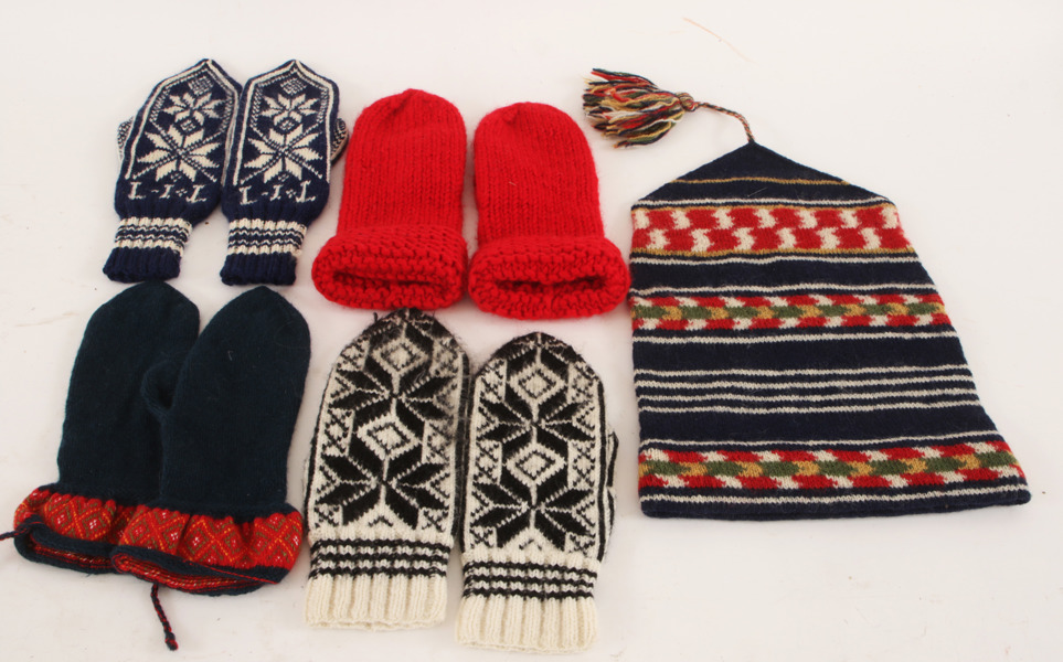 Stickade vantar 4 par samt mössa, bl.a. daterad 1986