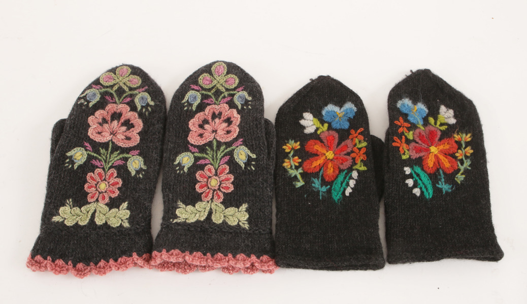 Stickade vantar 2 par