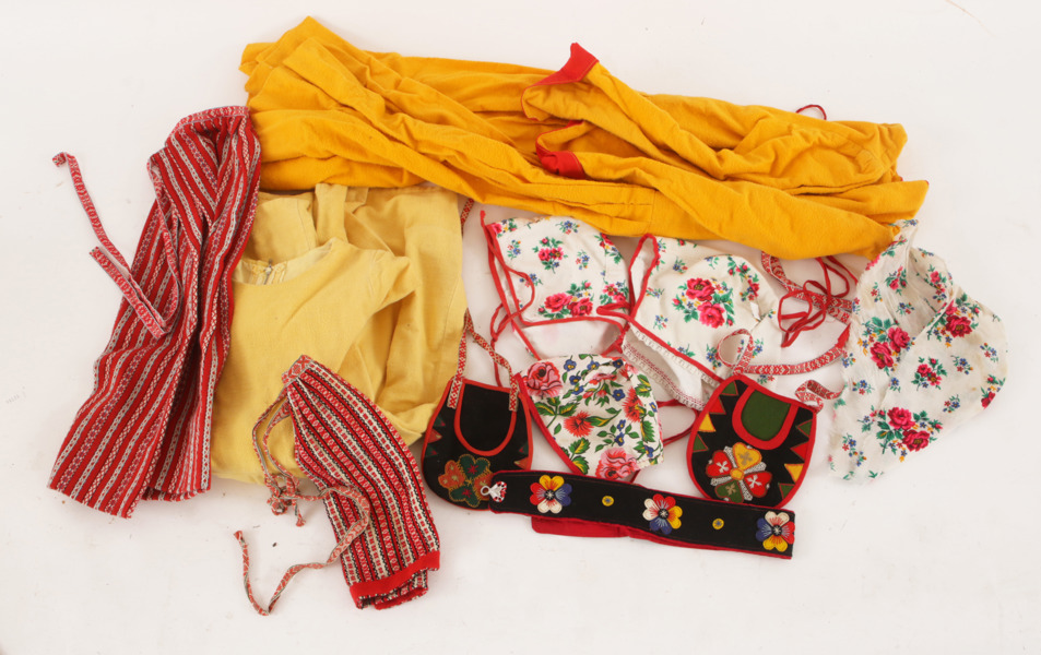 Parti dräktdelar för barn samt docka