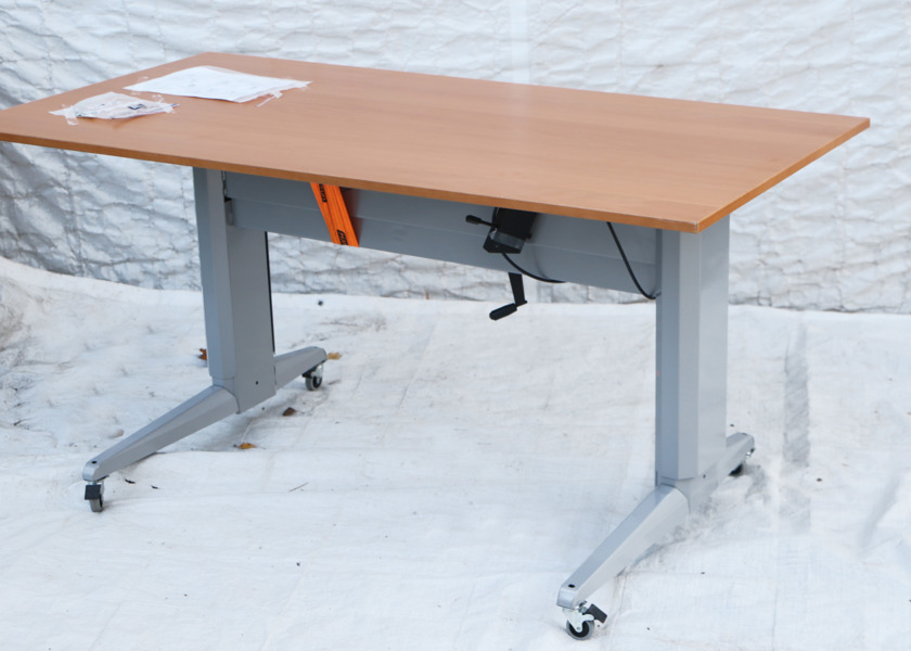 Höj- och sänkbart bord, 2000-tal