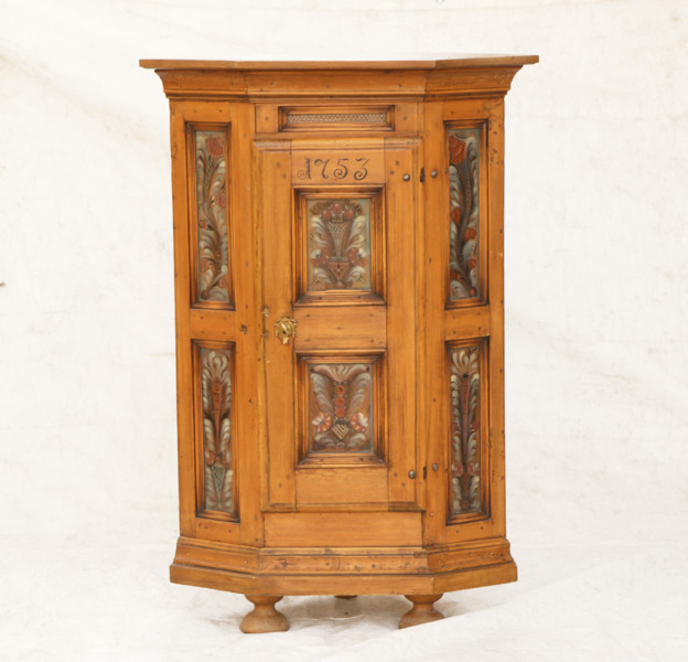 Hörnskåp, allmoge, daterat 1753
