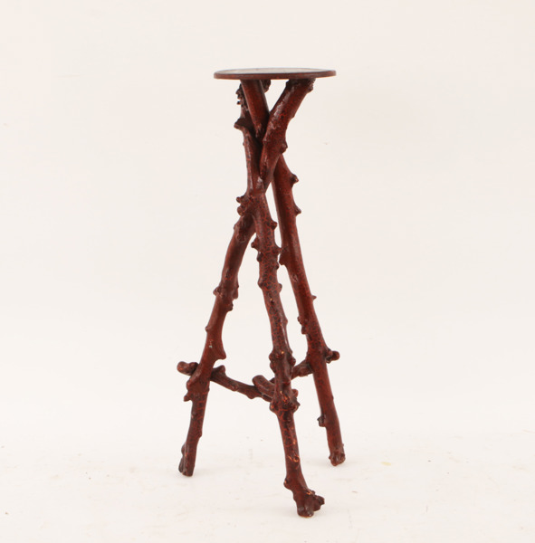 Piedestal, naturalistisk stil, 1900-talets första hälft