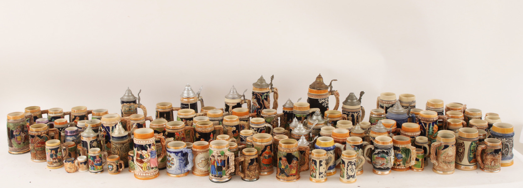 Stort parti krus och sejdlar, mestadels Tyskland