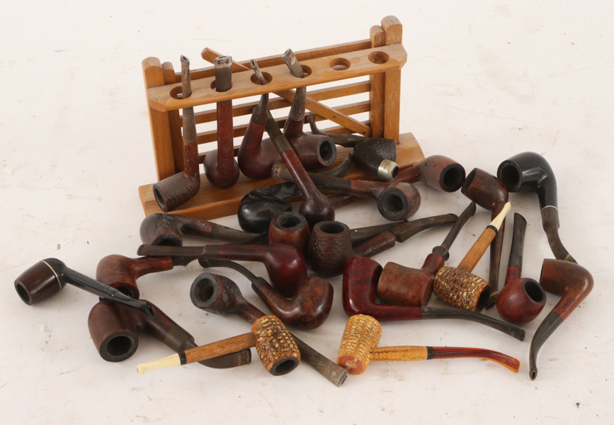 Parti pipor och pipställ, bl.a. John McKenzie, Silverfire, Santam