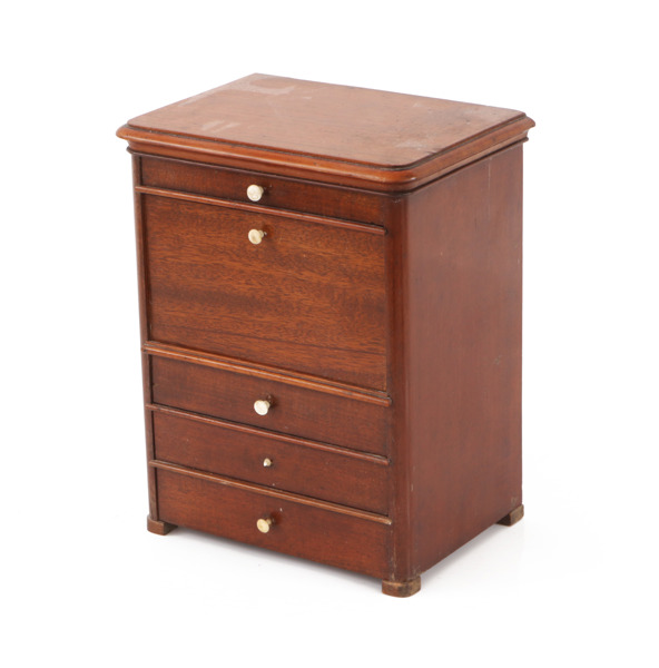 Chiffonjé i miniatyr, omkring år 1900