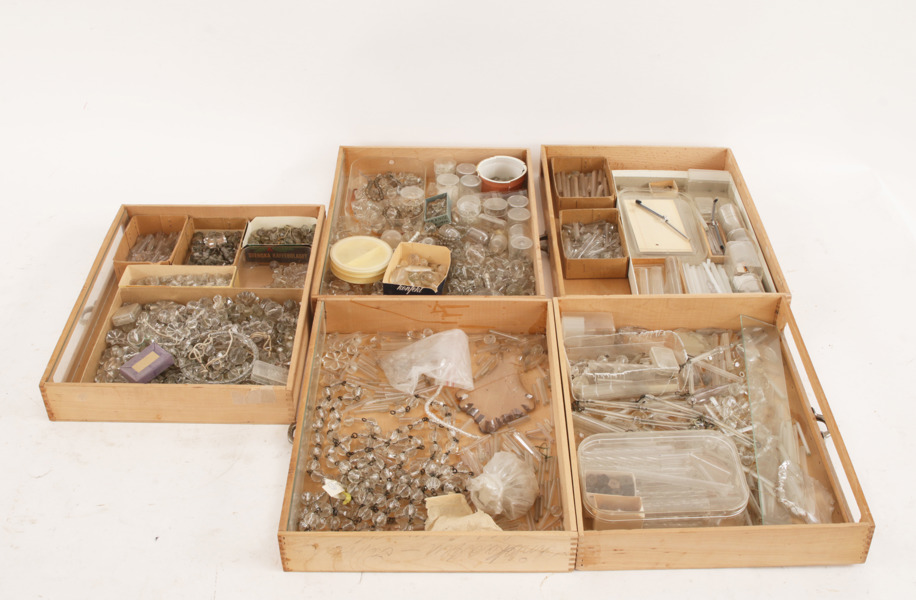 Parti prismor och delar till ljuskronor, bl.a. 1800-tal