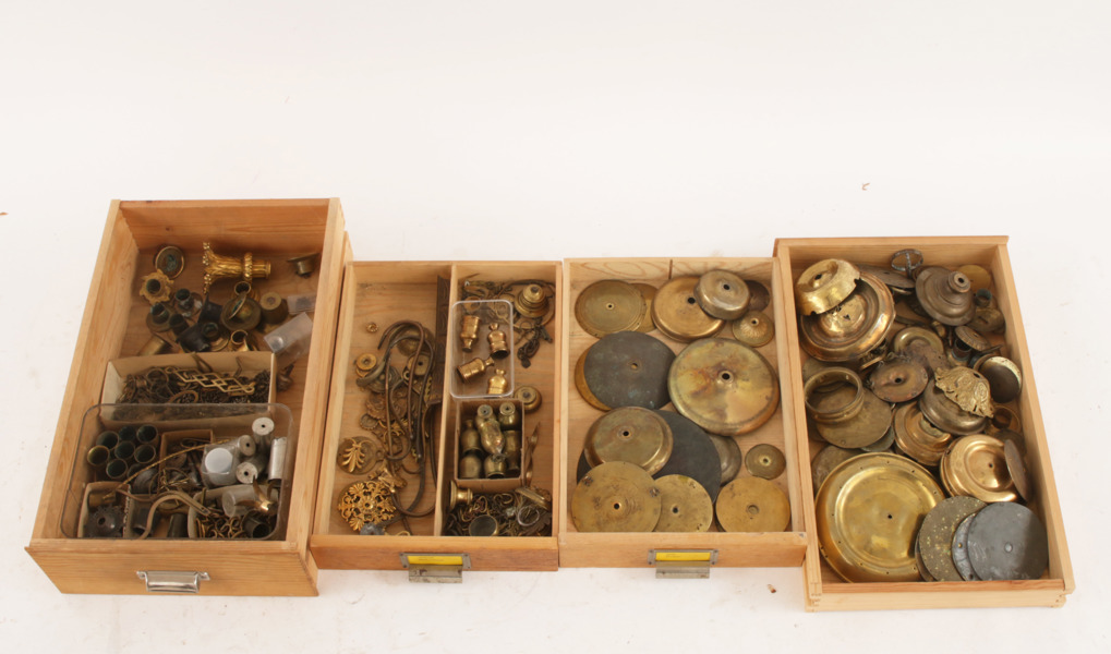 Parti delar till ljuskronor, mestadels 1800-tal