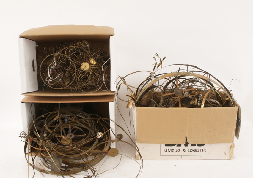 Parti stommar och delar till ljuskronor, bl.a. 17- och 1800-tal