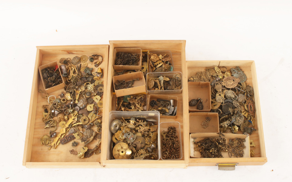 Parti delar till ljuskronor, mestadels 1800-tal