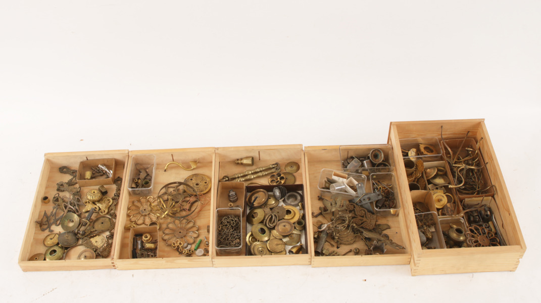 Parti beslag, dekorer, m.m. mestadels 1800-tal