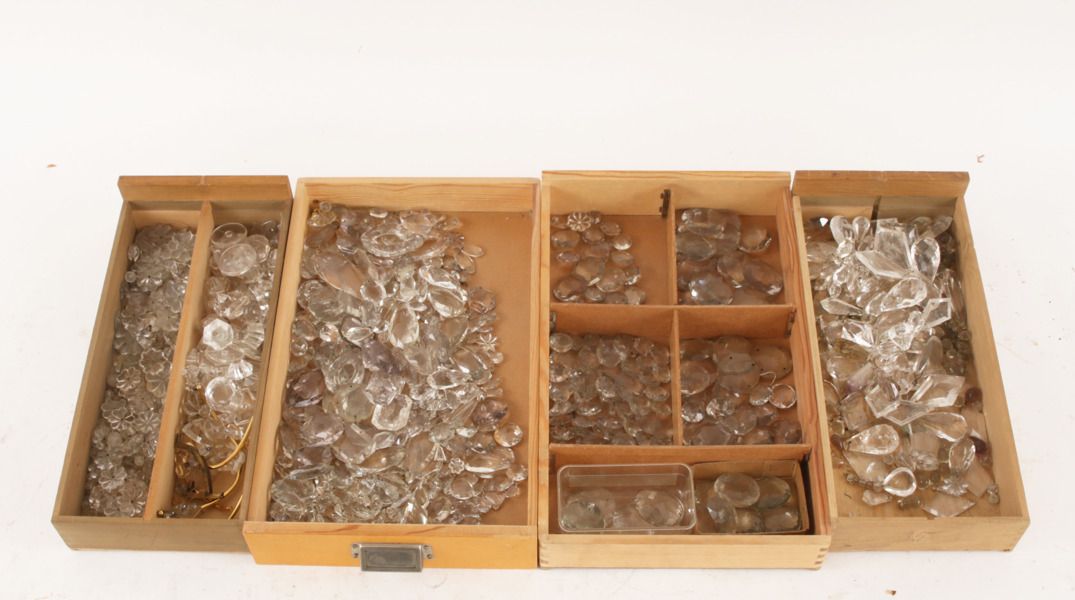 Parti prismor och dekorer, bl.a. 1800-tal