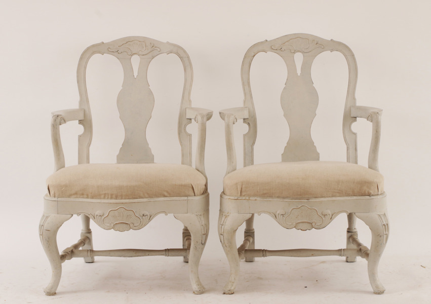 Karmstolar ett par, rokokostil, 1900-talets första hält
