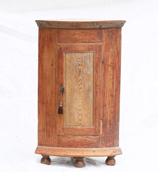 Hörnskåp, allmoge, daterat 1814