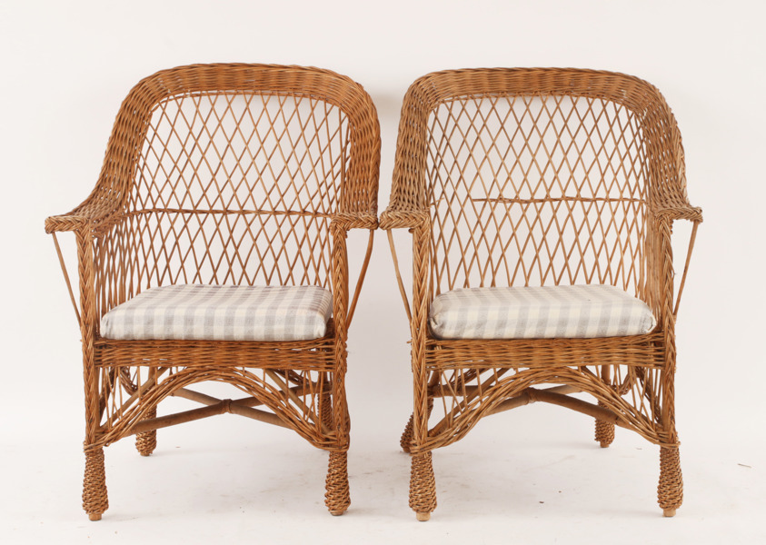 Korgstolar ett par, 1900-talets första hälft