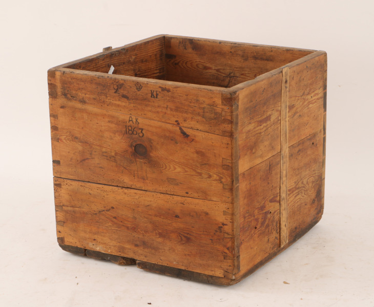 Krönt trämått, daterat 1863