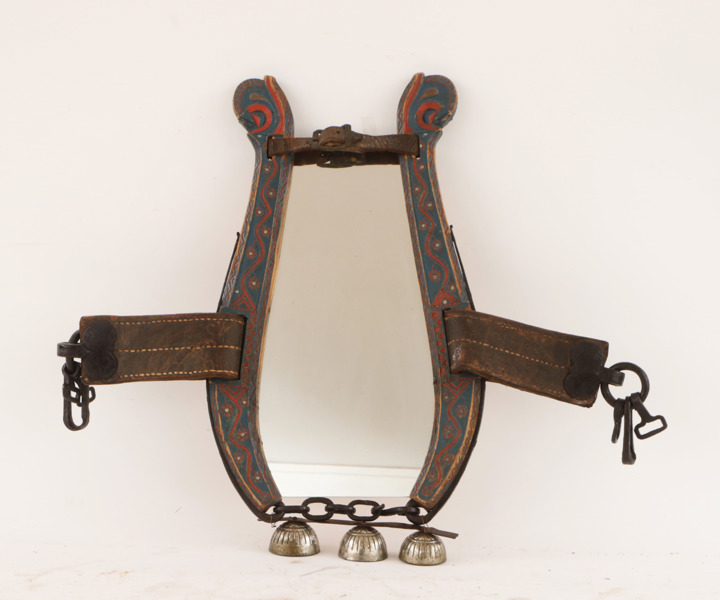 Spegel tillverkad av originalmålade lokor, daterad 1845