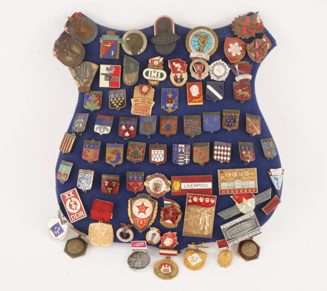 Medaljsköld med märken, bl.a. rörande Sovjet, Frankrike