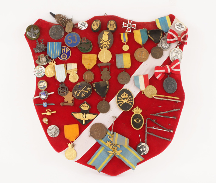 Medaljsköld med märken, bl.a. av silver