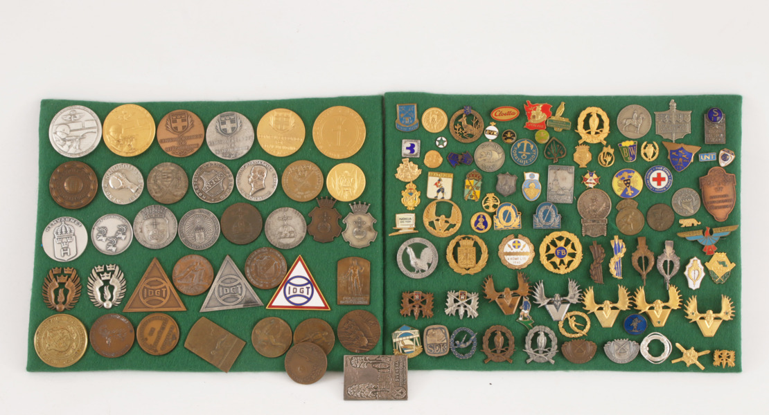 Medaljsköldar med märken 2st, bl.a. silver