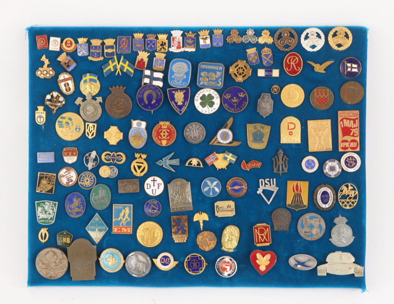 Medaljsköld med märken, bl.a. omkring 1900-talets mitt