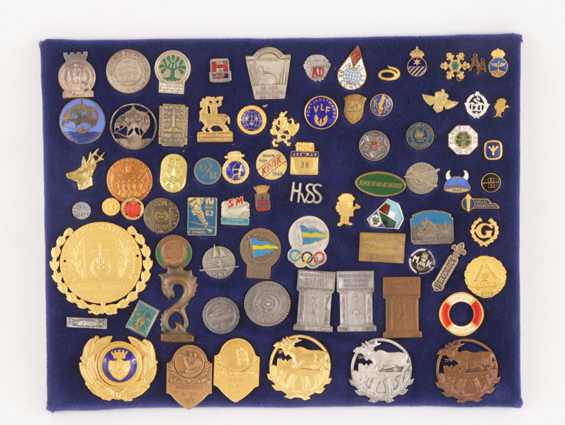 Medaljsköld med medaljer, bl.a. 1900-talets första hälft