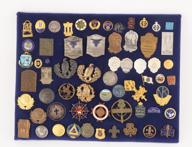 Parti pins och märken, bl.a. 1900-talets första hälft