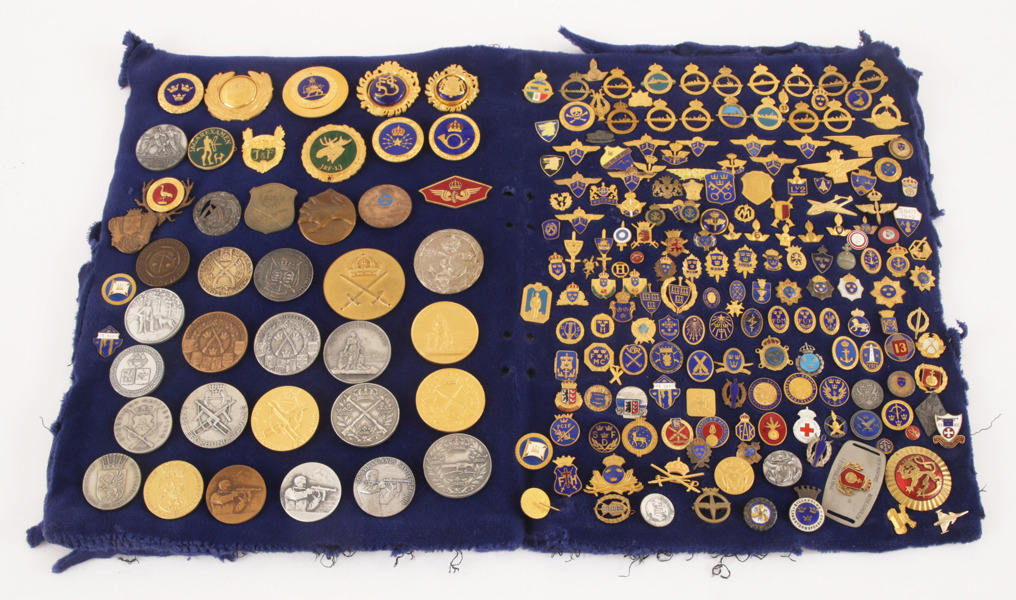 Parti medaljer och märken, bl.a. 1900-talets första hälft