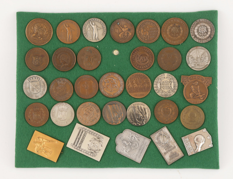 Parti medaljer och märken, mestadels 1900-talets första hälft