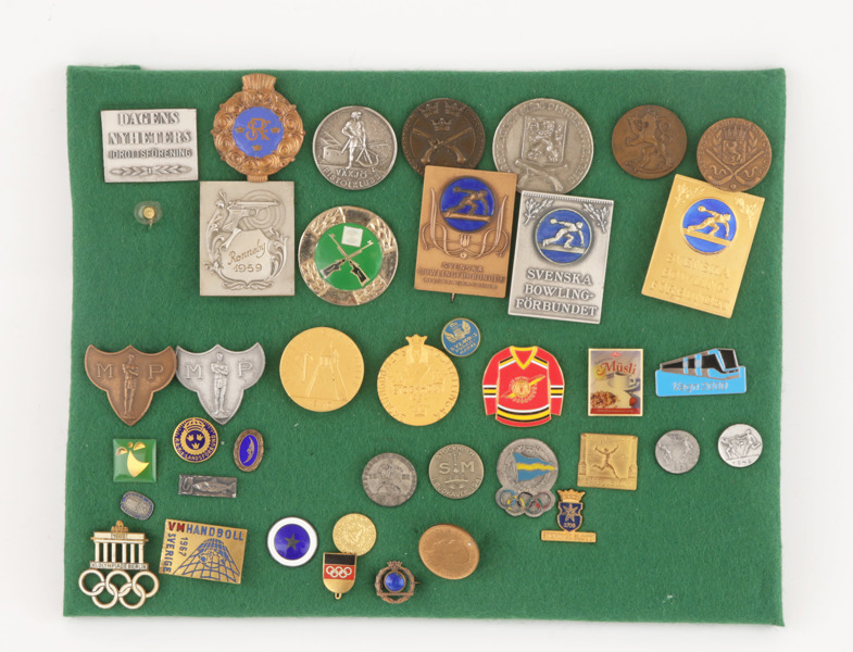 Parti pins och idrottsmärken, bl.a. silver