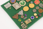 Parti pins och idrottsmärken, bl.a. silver