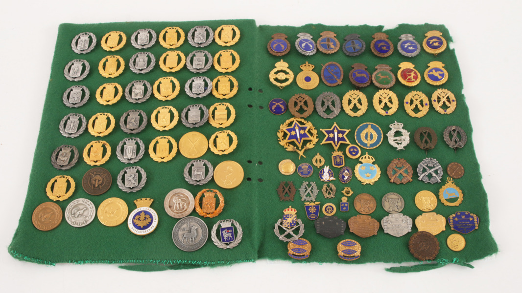 Parti medaljer och märken, bl.a. 1900-talets första hälft