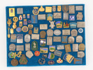Parti pins och märken, bl.a. 1900-talets första hälft