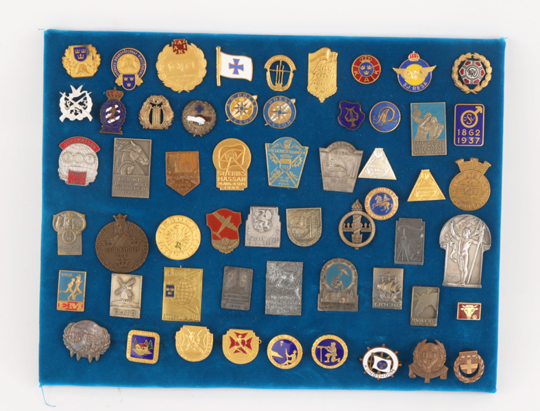 Parti pins och märken, bl.a. 1900-talets första hälft