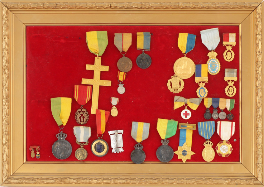 Medaljtavla med medaljer och märken, bl.a. silver