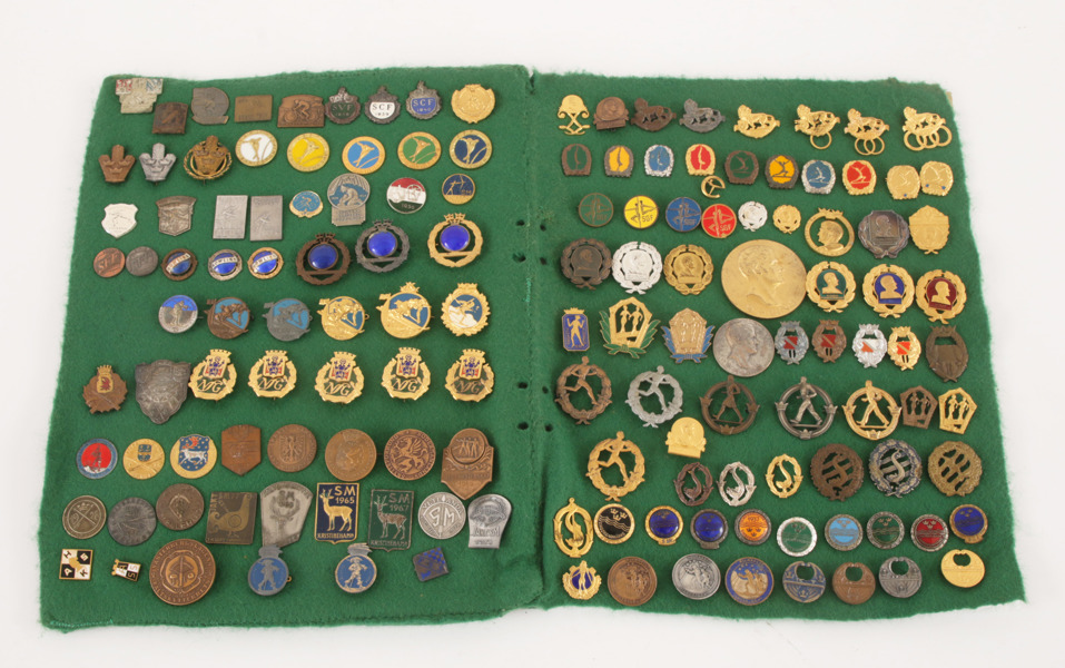 Parti pins och märken, bl.a. 1900-talets första hälft